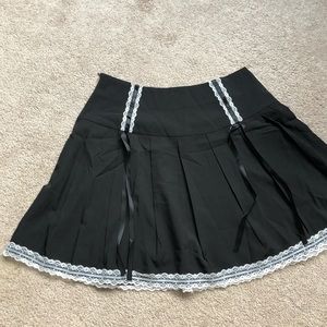 Black pleated lace ribbons mini skirt